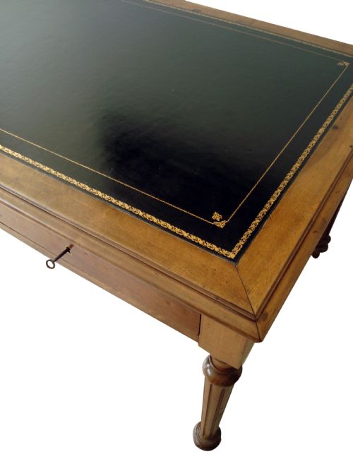 A VERY ATTRACTIVE FRENCH WALNUT WRITING DESK - ADDITIONAL PHOTO 1