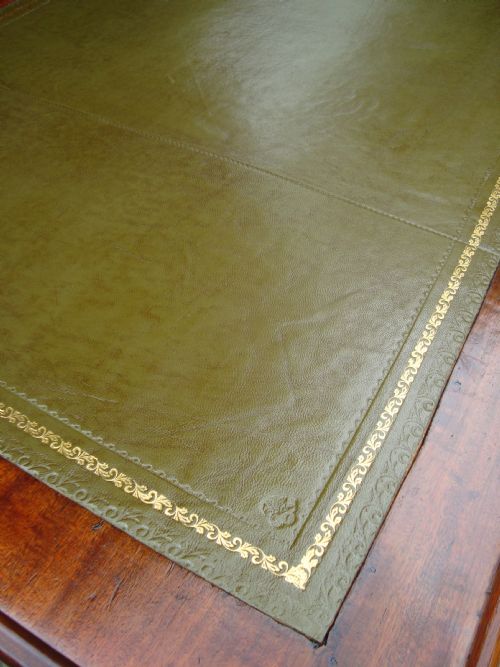 AN IMPRESSIVE LARGE VICTORIAN PEDESTAL WRITING DESK - ADDITIONAL PHOTO 6