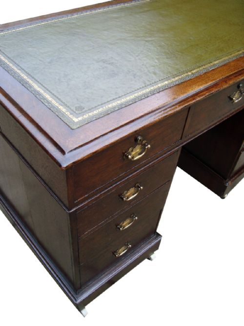 A QUALITY VICTORIAN MAHOGANY PEDESTAL DESK - ADDITIONAL PHOTO 4