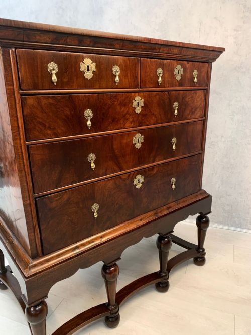 SUPERB QUALITY EARLY 18TH CENTURY WALNUT CHEST ON STAND - ADDITIONAL PHOTO 1