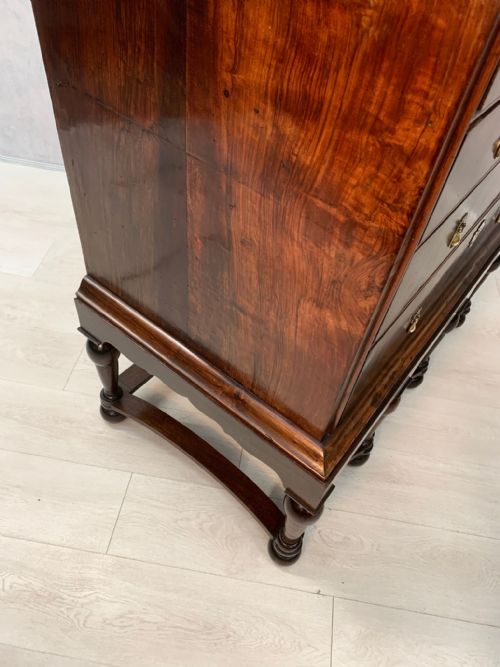 SUPERB QUALITY EARLY 18TH CENTURY WALNUT CHEST ON STAND - ADDITIONAL PHOTO 2