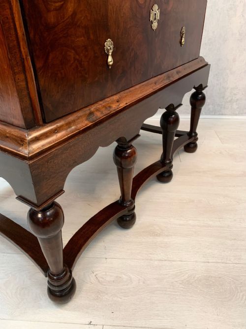SUPERB QUALITY EARLY 18TH CENTURY WALNUT CHEST ON STAND - ADDITIONAL PHOTO 3