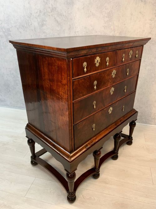 SUPERB QUALITY EARLY 18TH CENTURY WALNUT CHEST ON STAND - ADDITIONAL PHOTO 4