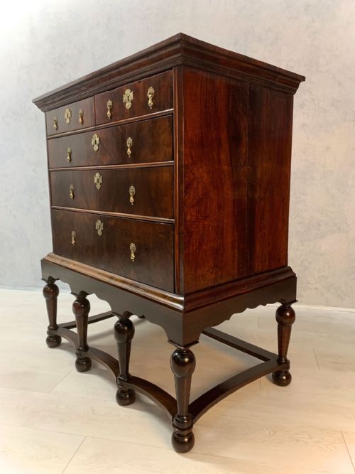 SUPERB QUALITY EARLY 18TH CENTURY WALNUT CHEST ON STAND - ADDITIONAL PHOTO 9