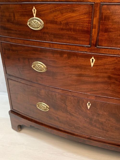 VICTORIAN MAHOGANY BOW FRONT CHEST OF DRAWERS - ADDITIONAL PHOTO 2