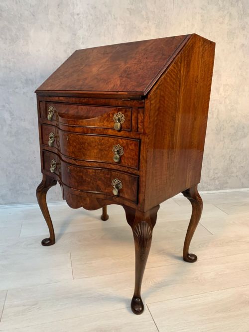 QUEEN ANNE STYLE BURR WALNUT BUREAU CIRCA 1910 - ADDITIONAL PHOTO 1