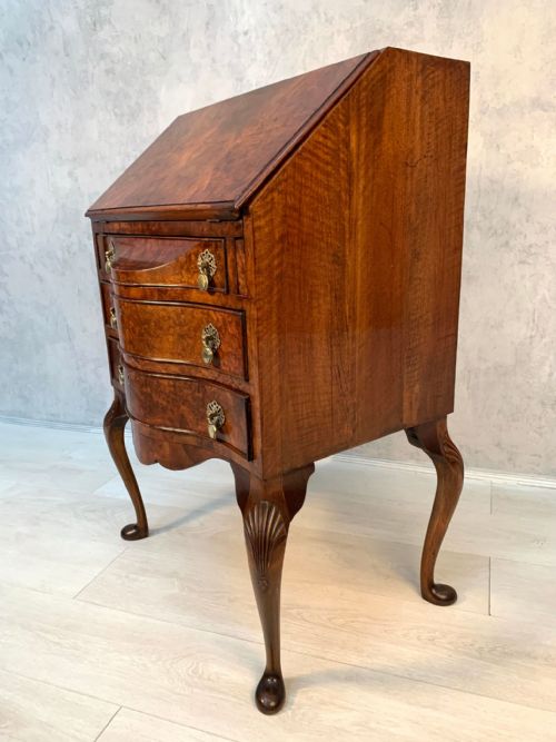 QUEEN ANNE STYLE BURR WALNUT BUREAU CIRCA 1910 - ADDITIONAL PHOTO 2