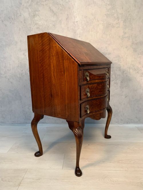 QUEEN ANNE STYLE BURR WALNUT BUREAU CIRCA 1910 - ADDITIONAL PHOTO 8