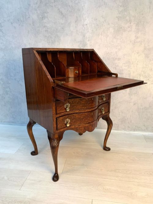 QUEEN ANNE STYLE BURR WALNUT BUREAU CIRCA 1910 - ADDITIONAL PHOTO 9