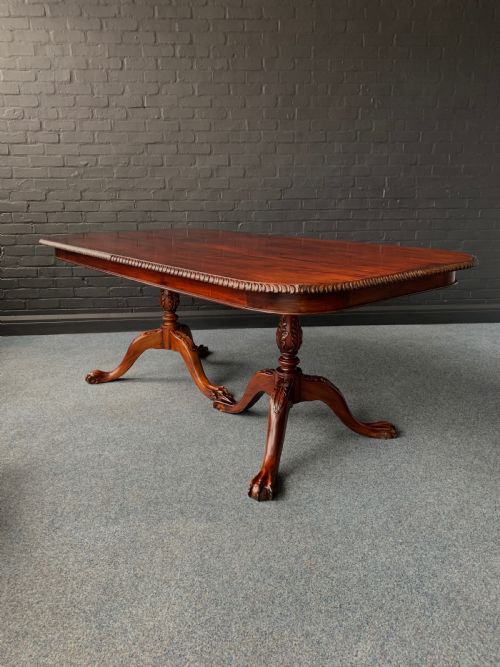 A CHIPPENDALE STYLE TWIN PEDESTAL TABLE EIGHT CONFORMING CHAIRS - ADDITIONAL PHOTO 5