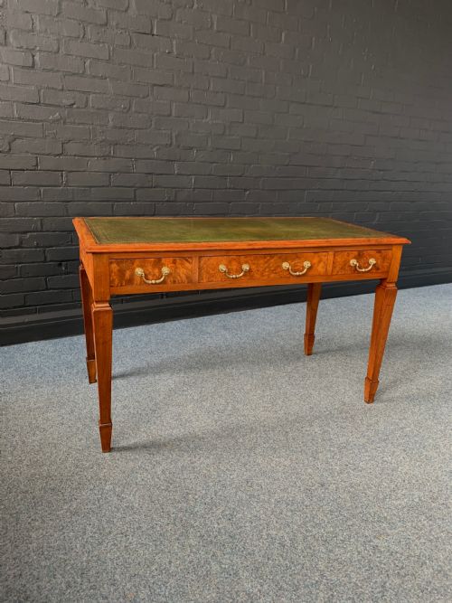 ATTRACTIVE FIGURED WALNUT WRITING TABLE - ADDITIONAL PHOTO 15