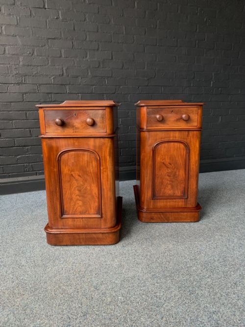 PAIR OF ANTIQUE VICTORIAN FLAME MAHOGANY BEDSIDE CABINETS - ADDITIONAL PHOTO 3