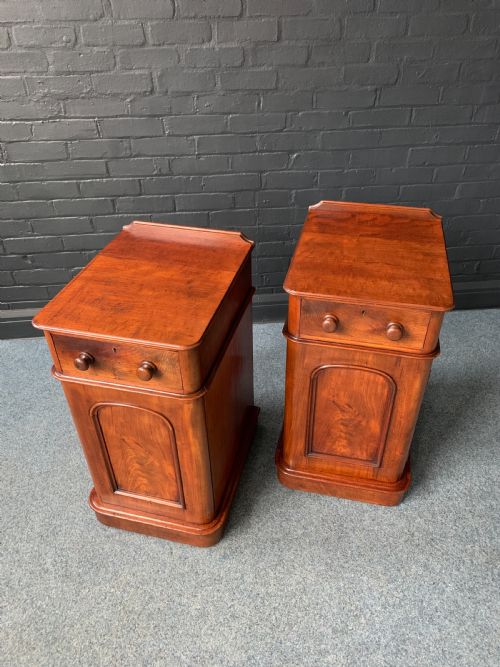 PAIR OF ANTIQUE VICTORIAN FLAME MAHOGANY BEDSIDE CABINETS - ADDITIONAL PHOTO 4
