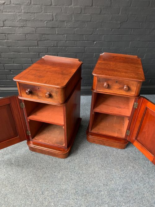 PAIR OF ANTIQUE VICTORIAN FLAME MAHOGANY BEDSIDE CABINETS - ADDITIONAL PHOTO 5