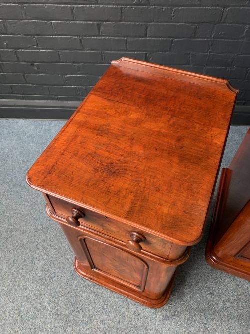 PAIR OF ANTIQUE VICTORIAN FLAME MAHOGANY BEDSIDE CABINETS - ADDITIONAL PHOTO 6
