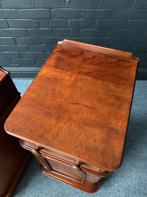 PAIR OF ANTIQUE VICTORIAN FLAME MAHOGANY BEDSIDE CABINETS - ADDITIONAL PHOTO 7