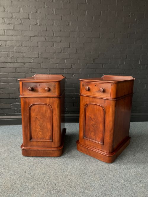 PAIR OF ANTIQUE VICTORIAN FLAME MAHOGANY BEDSIDE CABINETS - ADDITIONAL PHOTO 10