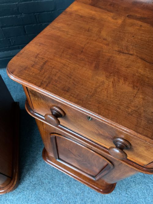 PAIR OF ANTIQUE VICTORIAN FLAME MAHOGANY BEDSIDE CABINETS - ADDITIONAL PHOTO 11