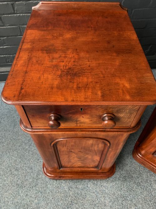 PAIR OF ANTIQUE VICTORIAN FLAME MAHOGANY BEDSIDE CABINETS - ADDITIONAL PHOTO 12
