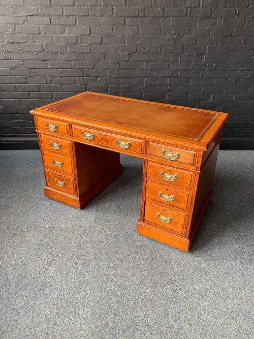 VICTORIAN OAK PEDESTAL WRITING DESK - ADDITIONAL PHOTO 1