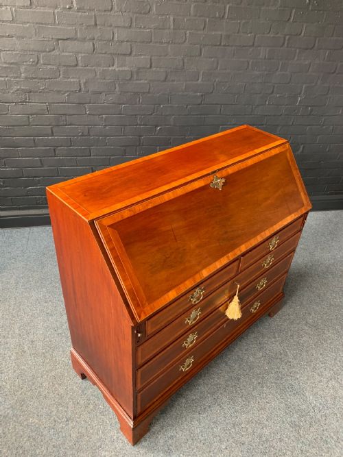 ATTRACTIVE 18TH MAHOGANY BUREAU - ADDITIONAL PHOTO 5