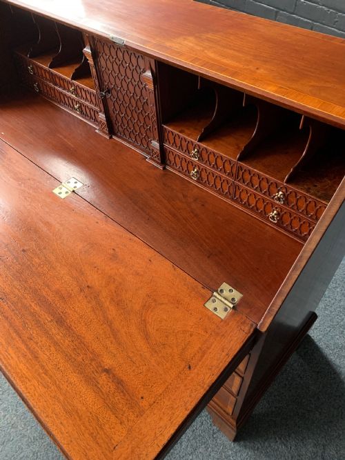 ATTRACTIVE 18TH MAHOGANY BUREAU - ADDITIONAL PHOTO 9