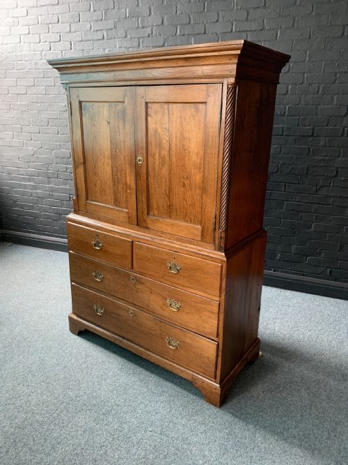 19TH CENTURY WELSH OAK LINEN PRESS LIVERY CUPBOARD - ADDITIONAL PHOTO 1