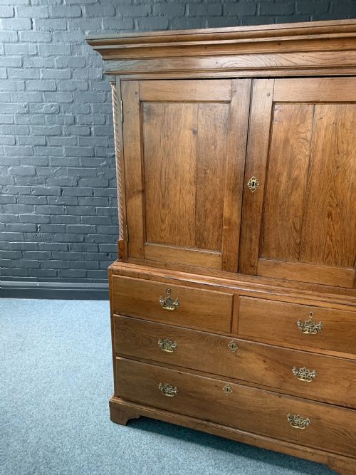 19TH CENTURY WELSH OAK LINEN PRESS LIVERY CUPBOARD - ADDITIONAL PHOTO 2