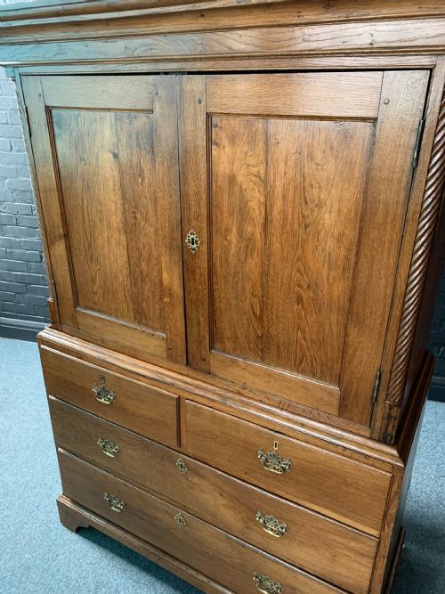 19TH CENTURY WELSH OAK LINEN PRESS LIVERY CUPBOARD - ADDITIONAL PHOTO 3