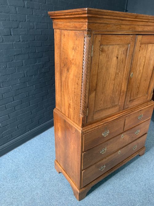 19TH CENTURY WELSH OAK LINEN PRESS LIVERY CUPBOARD - ADDITIONAL PHOTO 4