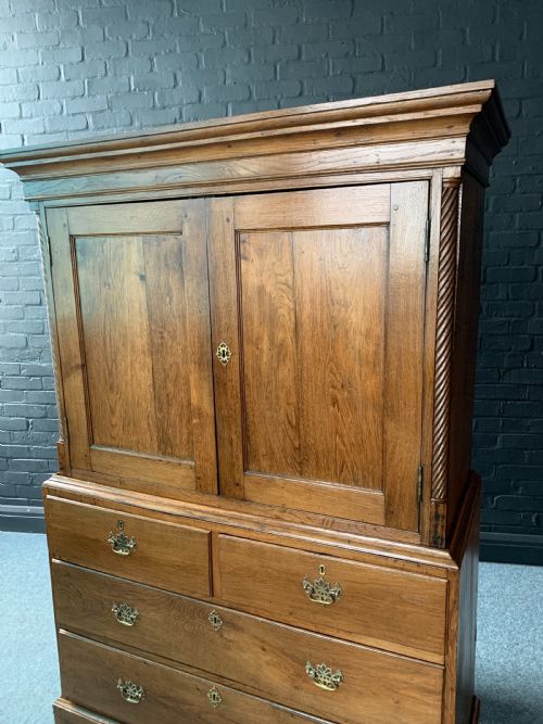 19TH CENTURY WELSH OAK LINEN PRESS LIVERY CUPBOARD - ADDITIONAL PHOTO 6