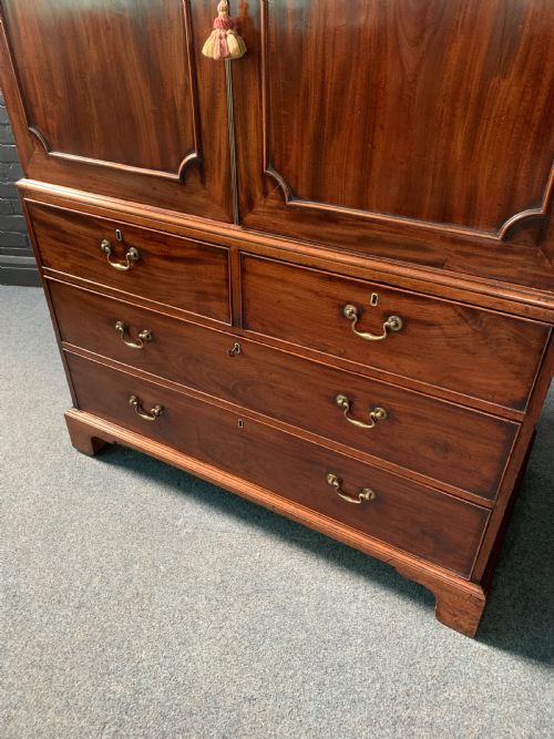 FINE GEORGE PERIOD MAHOGANY LINEN PRESS - ADDITIONAL PHOTO 1