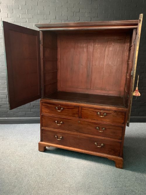FINE GEORGE PERIOD MAHOGANY LINEN PRESS - ADDITIONAL PHOTO 2