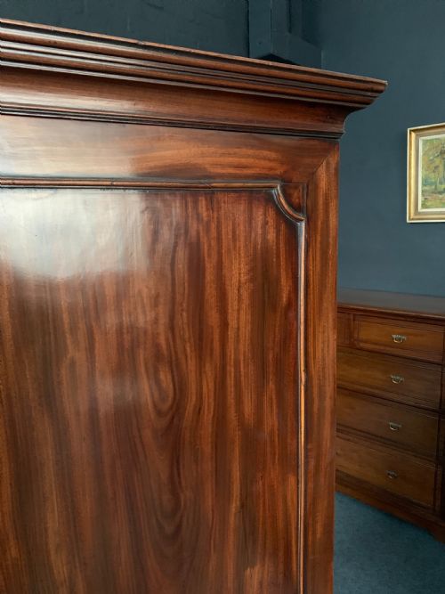 FINE GEORGE PERIOD MAHOGANY LINEN PRESS - ADDITIONAL PHOTO 4
