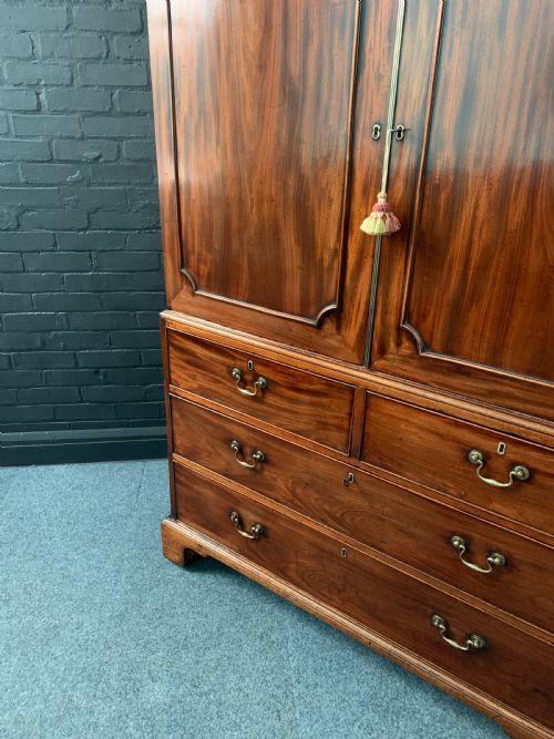 FINE GEORGE PERIOD MAHOGANY LINEN PRESS - ADDITIONAL PHOTO 6