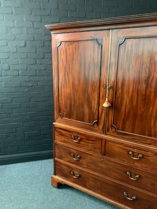 FINE GEORGE PERIOD MAHOGANY LINEN PRESS - ADDITIONAL PHOTO 7