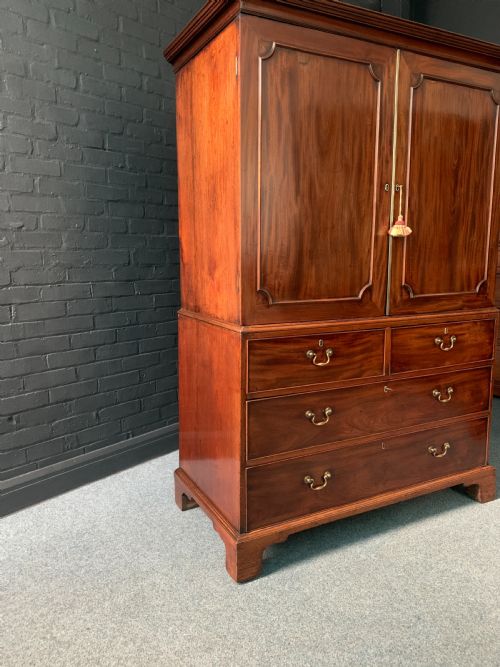 FINE GEORGE PERIOD MAHOGANY LINEN PRESS - ADDITIONAL PHOTO 8