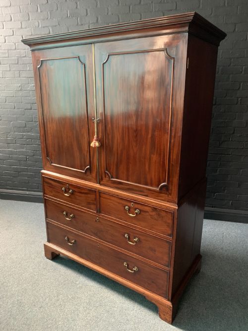 FINE GEORGE PERIOD MAHOGANY LINEN PRESS - ADDITIONAL PHOTO 9