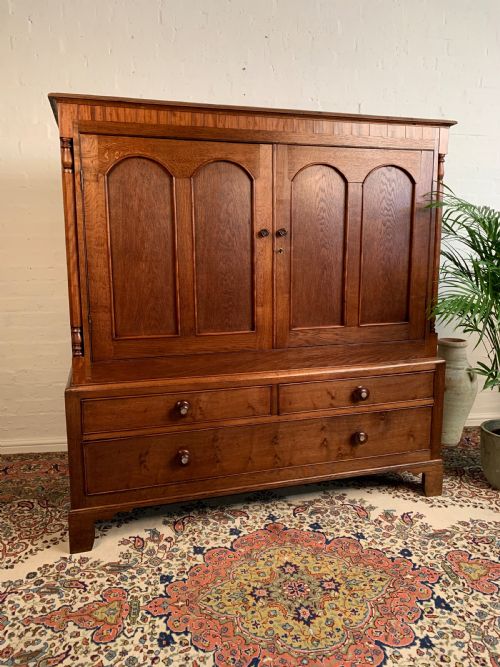 19th oak linen press - CATEGORY: ANTIQUE CUPBOARDS - DATED 19TH CENTURY