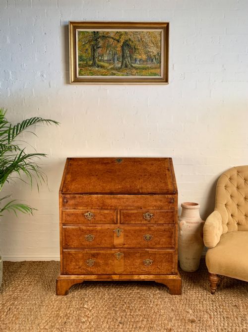 fine george ii burr walnut bureau - CATEGORY: ANTIQUE BUREAU - DATED GEORGIAN