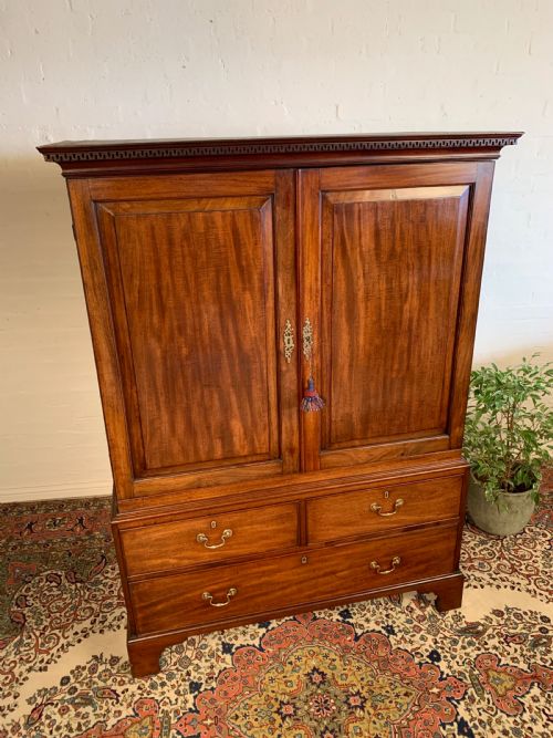 GEORGIAN MAHOGANY LINEN PRESS - ADDITIONAL PHOTO 2
