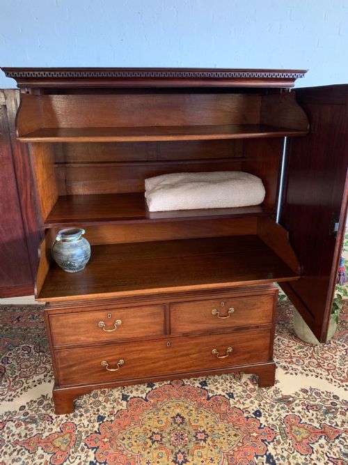 GEORGIAN MAHOGANY LINEN PRESS - ADDITIONAL PHOTO 3