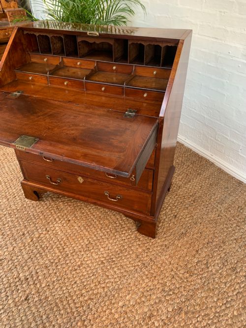 GEORGE II WALNUT BUREAU CIRCA 1740 - ADDITIONAL PHOTO 8