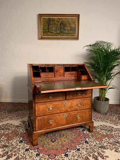 early 18th century walnut bureau - CATEGORY: ANTIQUE BUREAU - DATED 18TH CENTURY
