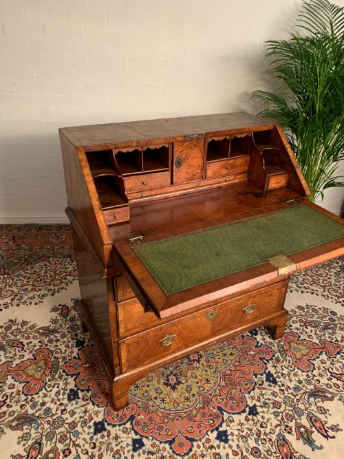 EARLY 18TH CENTURY WALNUT BUREAU - ADDITIONAL PHOTO 2