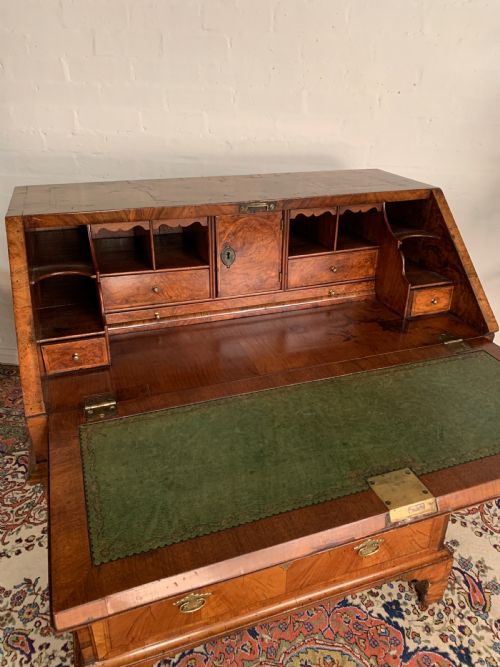 EARLY 18TH CENTURY WALNUT BUREAU - ADDITIONAL PHOTO 4