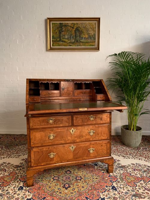 EARLY 18TH CENTURY WALNUT BUREAU - ADDITIONAL PHOTO 11