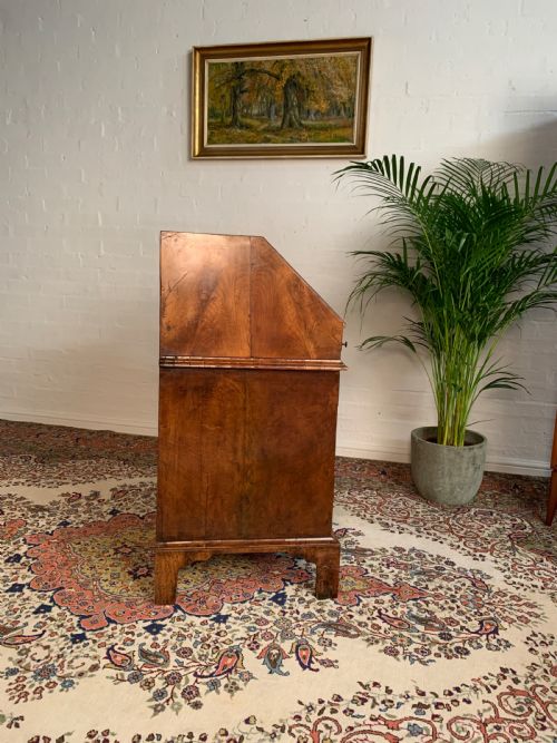 EARLY 18TH CENTURY WALNUT BUREAU - ADDITIONAL PHOTO 7