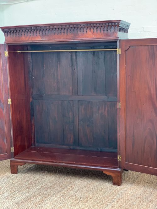 GEORGE III MAHOGANY WARDROBE - ADDITIONAL PHOTO 3