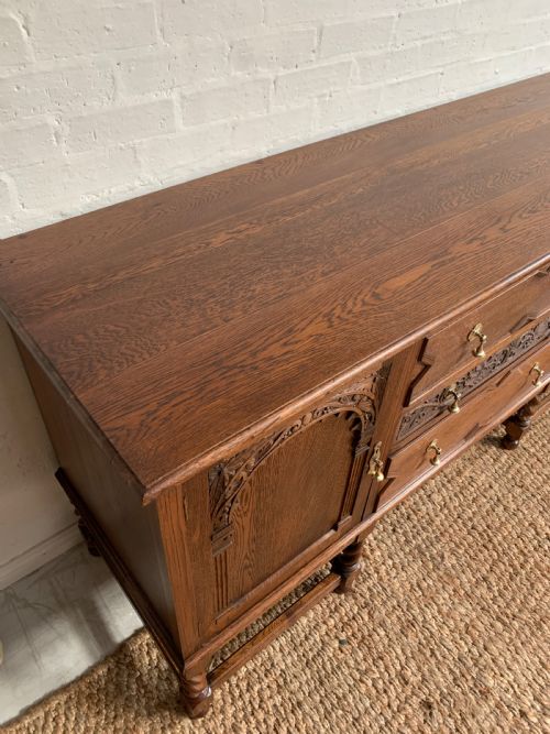 20TH CENTURY IPSWICH OAK SIDEBOARD - ADDITIONAL PHOTO 2